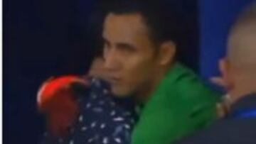 Locura por Keylor: firmó autógrafos en pleno partido