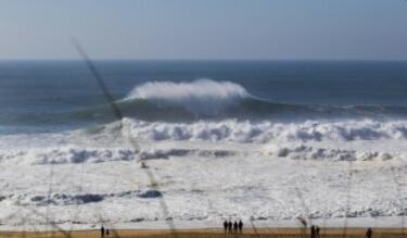 Y no es bonito ver una ola de tantos metros...!!
