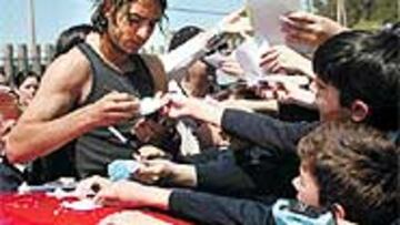 Mido está descartado ante el Real Madrid por una contractura.