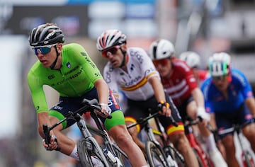 Cycling - UCI World Championships 2023 - Glasgow, Scotland, Britain - August 6, 2023  Athletes in action during the men's elite road race REUTERS/Maja Smiejkowska