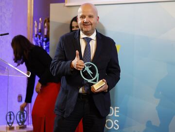 Luis Villarejo, director de deportes de la agencia Efe con el premio a los medios de comunicación.