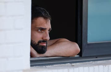 Giorgi Mamardashvili mira el partido desde una ventana.