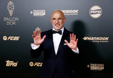 El entrenador español Luis de la Fuente posa a su llegada a la ceremonia de entrega del Balón de Oro 2024 de France Football en el Teatro du Chatelet en París.