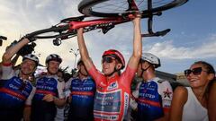Remco Evenepoel celebra su triunfo en La Vuelta 2022 junto a sus compañeros del Quick Step en la meta de Madrid.