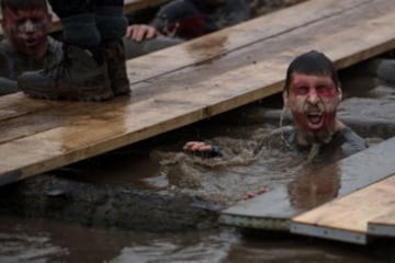 La carrera Tough Guy, se celebra desde 1987 en Inglaterra y desafía a sus participantes a recorrer 15km llenos de los obstáculos, donde hasta los más expertos se quedan en el camino. 