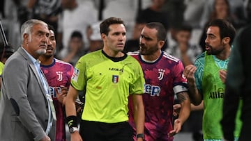 Soccer Football - Serie A - Juventus v Salernitana - Allianz Stadium, Turin, Italy - September 11, 2022 Juventus' Leonardo Bonucci remonstrates with referee Matteo Marcenaro after the match REUTERS/Alberto Lingria