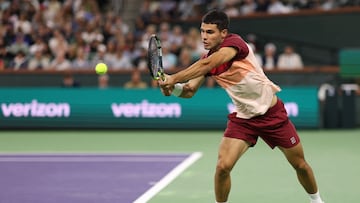 INDIAN WELLS, CALIFORNIA - MARCH 10: Carlos Alcaraz of Spain plays a backhand against Denis Shapovalov of Canada in their third round match during the BNP Paribas Open at Indian Wells Tennis Garden on March 10, 2025 in Indian Wells, California. Clive Brunskill/Getty Images/AFP (Photo by CLIVE BRUNSKILL / GETTY IMAGES NORTH AMERICA / Getty Images via AFP)