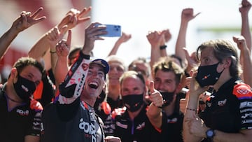 La alegría de Aprilia por su primera victoria.