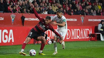 Carlos Martín pugna con Salinas, jugador del Elche.