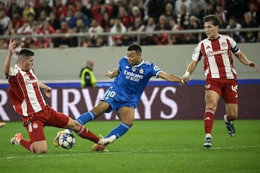 1-1. Gran pase de Vinicius al espacio, entre los dos centrales del Olympiacos, para el delantero francés que en el mano a mano con Kostas Tzolakis, le bate con un disparo raso.