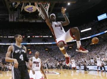 LeBron James de los Heat encesta ante la mirada de Danny Green de los Spurs