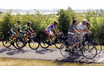 El Tinkoff de Contador salió a entrenar por los alredores de Utrecht y coincidió con los lugareños