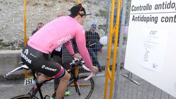 Tom Dumoulin pasa el corntrol antidopaje durante el Giro de Italia 2016.