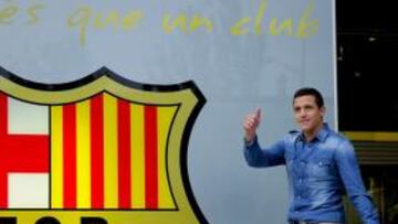 <b>EL CRACK. </b>Alexis, posando ayer en las oficinas del club.