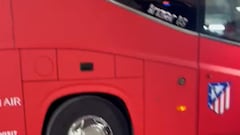 La impactante imágen del estado del autobús del Atleti tras el lanzamiento de objetos de fans culés