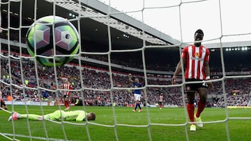 La alegría de Zlatan Ibrahimovic del Manchester United contrasta con el abatimiento del portero del Sunderland Jordan Pickford