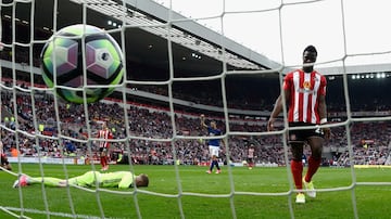 La alegría de Zlatan Ibrahimovic del Manchester United contrasta con el abatimiento del portero del Sunderland Jordan Pickford 