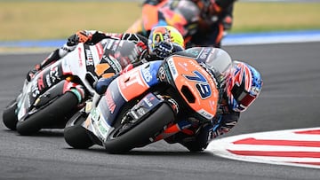 Ogura por delante de Canet en la carrera de Moto2.