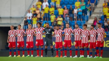 CADIZ, SPAIN - AUGUST 04: Players of Atletico de Madrid look on during the Trofeo Carranza match between Cadiz CF and Atletico de Madrid at Estadio Nuevo Mirandilla on August 04, 2022 in Cadiz, Spain. (Photo by Fran Santiago/Getty Images)