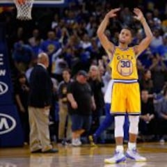 Curry (37) y los invictos Warriors (12-0) sobreviven a los Raptors