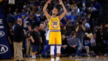 Stephen Curry festeja una canasta.