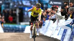 Jonas Vingegaard celebra su triunfo en la cima del Alto do Castelo.