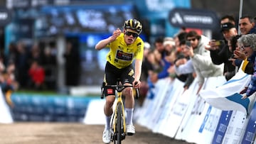 Jonas Vingegaard celebra su triunfo en la cima del Alto do Castelo.