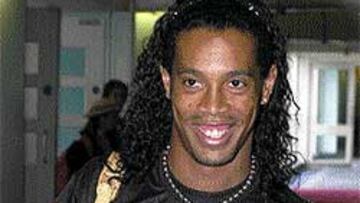 <B>MERO TRÁMITE</B>. Ronaldinho pasó ayer revisión médica en Brasil, aunque nadie se lo había exigido.