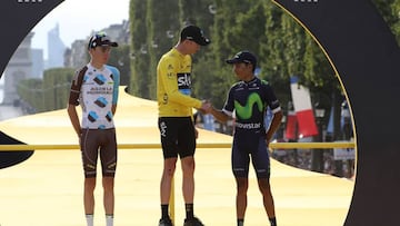 Chris Froome saluda a Nairo Quintana en el podio.