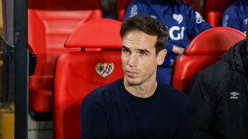MADRID, 18/12/2025.- El entrenador del Rayo, Íñigo Pérez, antes del partido de la Liga Conferencia que Rayo Vallecano y Drita Gjilan disputan este jueves en el estadio de Vallecas, en Madrid. EFE/Juanjo Martín