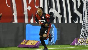 Willer Ditta anota en el triunfo de Newell's ante Argentinos.