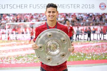 Con trofeo y cerveza en mano Bayern y James celebran el título