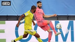 La surrealista pregunta que un rival le hizo a Benzema... ¡en pleno partido!