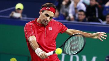 Roger Federer ejecuta un revés en el Masters de Shanghái.