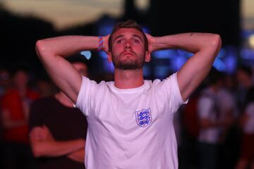 Croacia-Inglaterra (1-1), 1-0 en la prórroga. Un aficionado de inglaterra desolado tras la eliminación en semifinal.