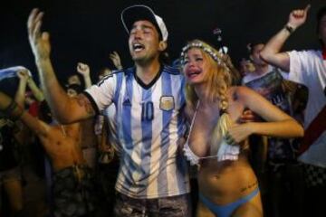 Así celebraron esta pareja argentina el pase a la final del Mundial.