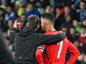 La anécdota del partido: un aficionado saltó al césped para conseguir un 'selfie' junto a Cristiano Ronaldo.