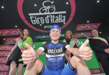 El ciclista italiano Matteo Trentin del equipo Etixx celebra en el podio tras su victoria en la decimoctava etapa del Giro de Italia entre Muggiò y Pinerolo, de 240 kilómetros, en Italia