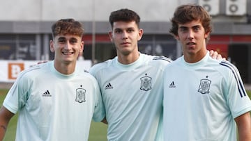 Trilli, en el centro de la imagen, junto a Noel y Barcia en la Sub-19.