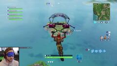 Youtubers juegan a Fortnite con los ojos vendados