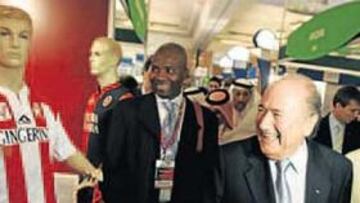 <b>A LA CARGA. </b>Blatter, ayer en Dubai, donde cargó contra los clubes ricos y los excesos del dinero.
