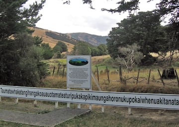 Taumatawhakatangihangakoauauotamateaturipukakapikimaungahoronukupokaiwhenuakitanatahu (o Taumata Hill) es una colina de Nueva Zelanda situada en la isla Norte y tiene y según el Libro Guinness de los récords, tiene el topónimo más largo del planeta.