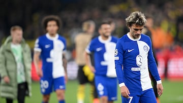 El jugador fránces, Antoine Griezmann, cabizbajo tras el pitido final.