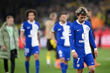 El jugador fránces, Antoine Griezmann, cabizbajo tras el pitido final.