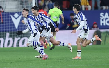 Hizo uno de los goles de la temporada. Su lejano remate para superar al portero osasunista hizo las delicias de los aficionados al fútbol y a los de la Real, más.