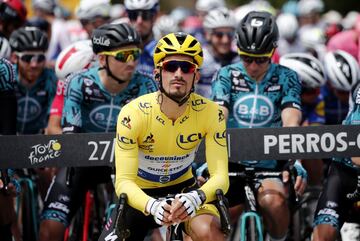 Julian Alaphilippe con el maillot amarillo antes del inicio de la segunda etapa del Tour de Francia 2021. 