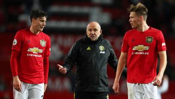 MANCHESTER, ENGLAND - OCTOBER 20: Mike Phelan, Assistant Manager of Manchester United(C) speaks with Victor Lindel&ouml;f of Manchester United and Scott McTominay of Manchester United at the final whistle during the Premier League match between Manchester