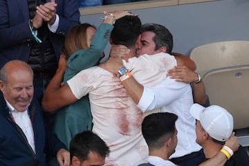 Carlos Alcaraz celebra la victoria con su familia.