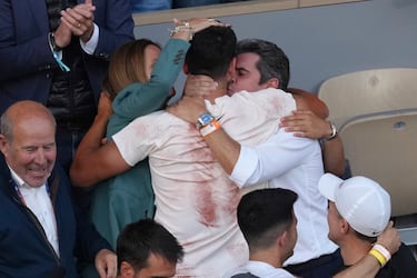Carlos Alcaraz celebra la victoria con su familia. 