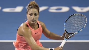 Renata Zaraz&uacute;a sube a la red para llevarse el punto en el Abierto Mexicano de Tenis 